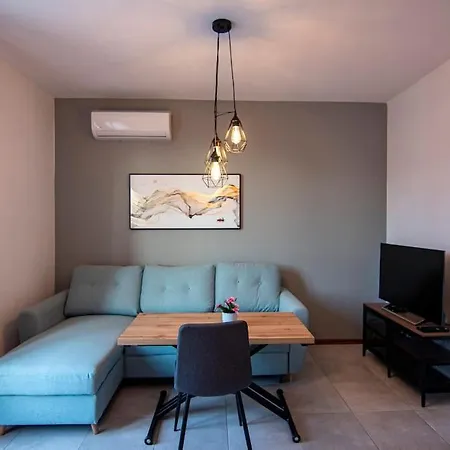 аpartment With Free Parking Apartment